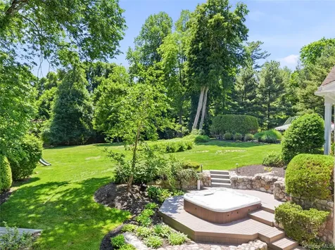 91 Woodhollow Court Syosset NY 11791