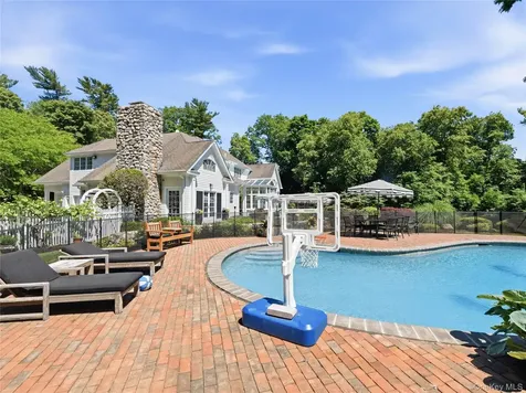 91 Woodhollow Court Syosset NY 11791