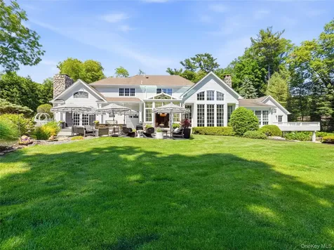 91 Woodhollow Court Syosset NY 11791
