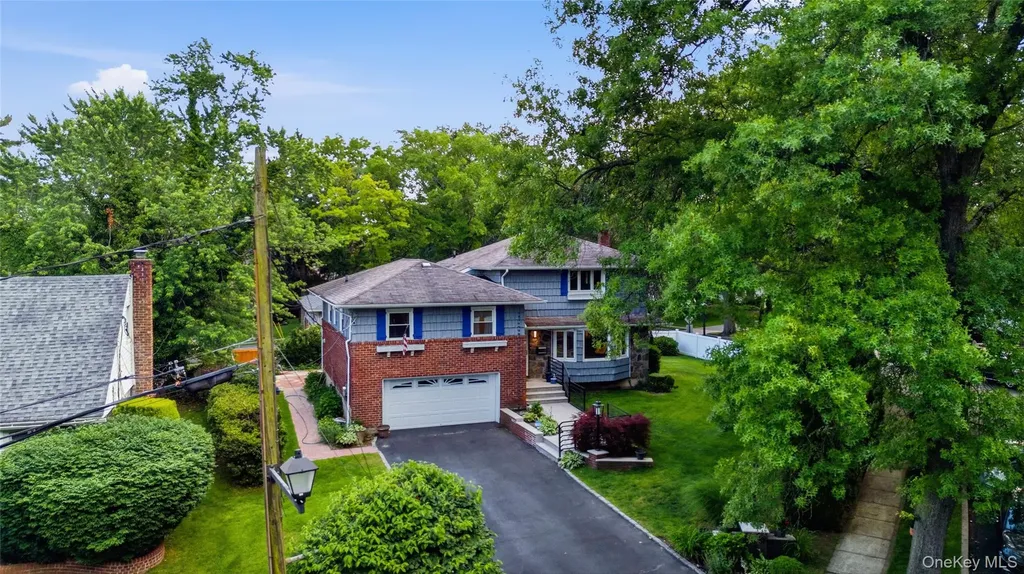 186 N Stratford Roslyn Heights NY 11577