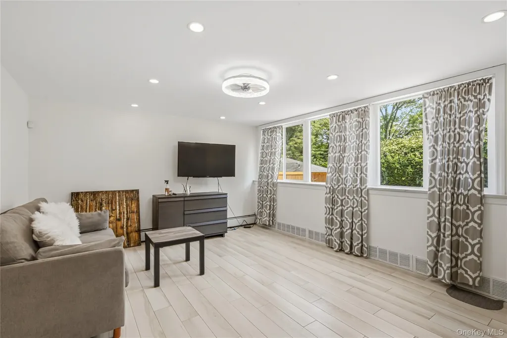 186 N Stratford Roslyn Heights NY 11577