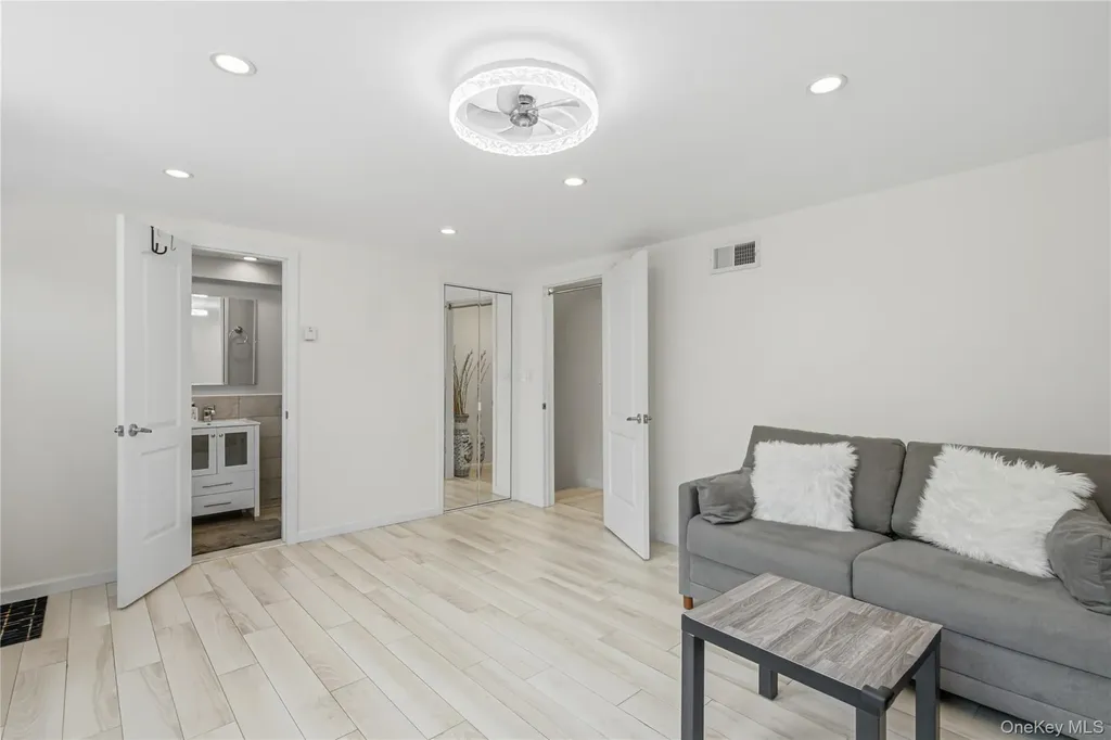 186 N Stratford Roslyn Heights NY 11577