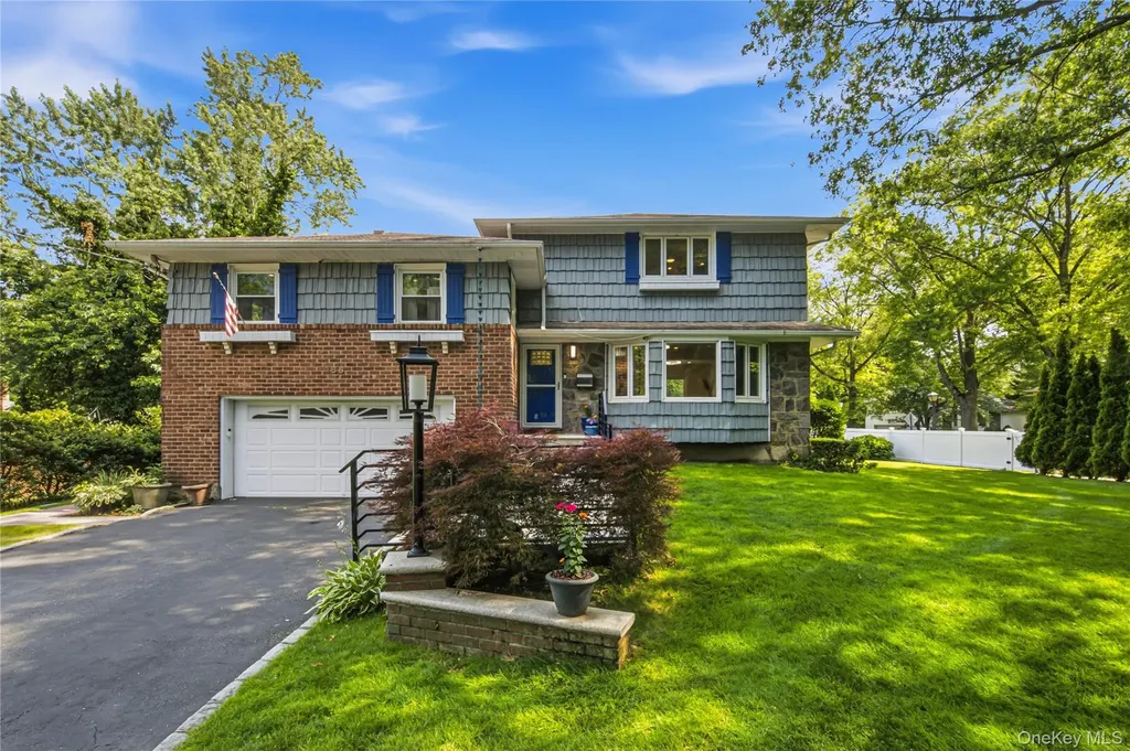 186 N Stratford Roslyn Heights NY 11577