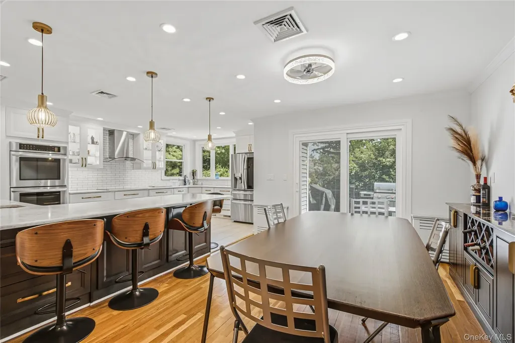 186 N Stratford Roslyn Heights NY 11577