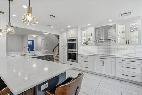 186 N Stratford Roslyn Heights NY 11577