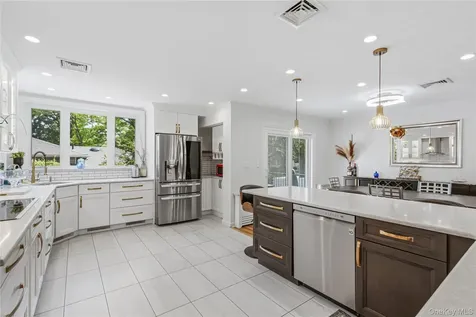 186 N Stratford Roslyn Heights NY 11577
