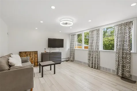 186 N Stratford Roslyn Heights NY 11577