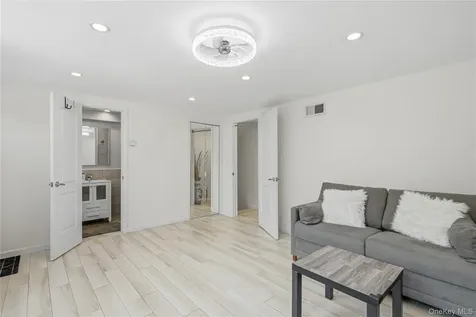 186 N Stratford Roslyn Heights NY 11577