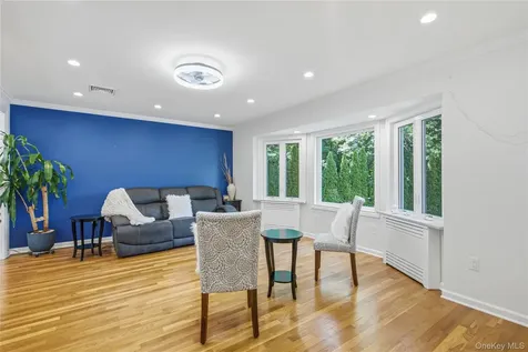 186 N Stratford Roslyn Heights NY 11577