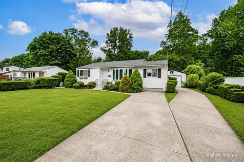 1614 N Gardiner Drive Bay Shore NY 11706