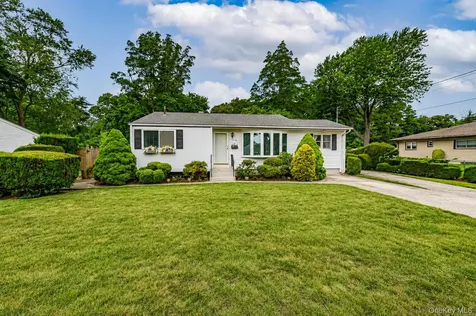 1614 N Gardiner Drive Bay Shore NY 11706