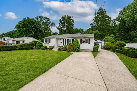 1614 N Gardiner Drive Bay Shore NY 11706