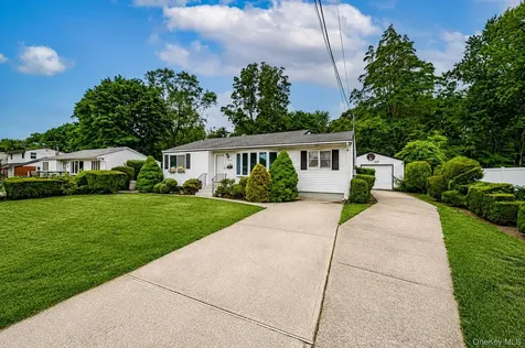1614 N Gardiner Drive Bay Shore NY 11706