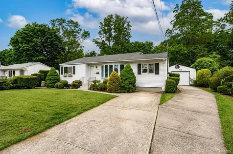 1614 N Gardiner Drive Bay Shore NY 11706