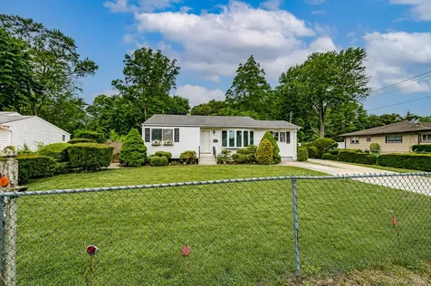 1614 N Gardiner Drive Bay Shore NY 11706