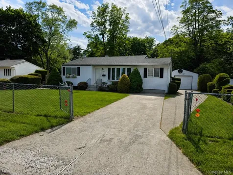 1614 N Gardiner Drive Bay Shore NY 11706
