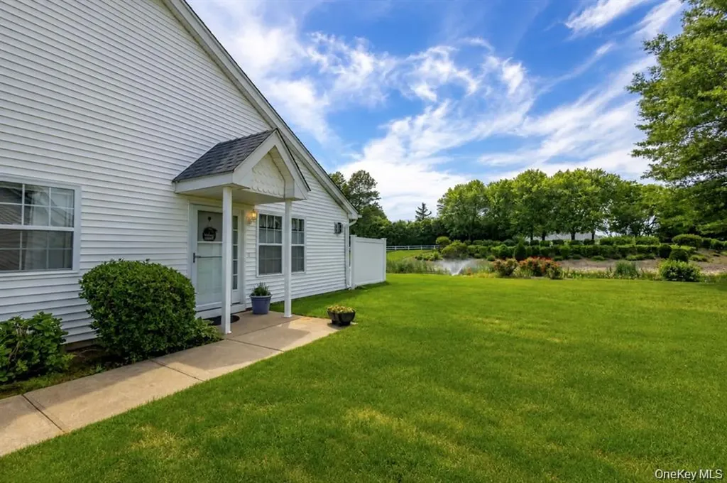 7 Summerfield Lane S Aquebogue NY 11901