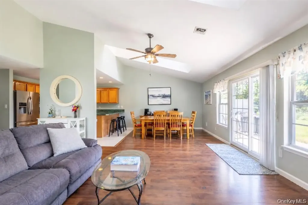 7 Summerfield Lane S Aquebogue NY 11901