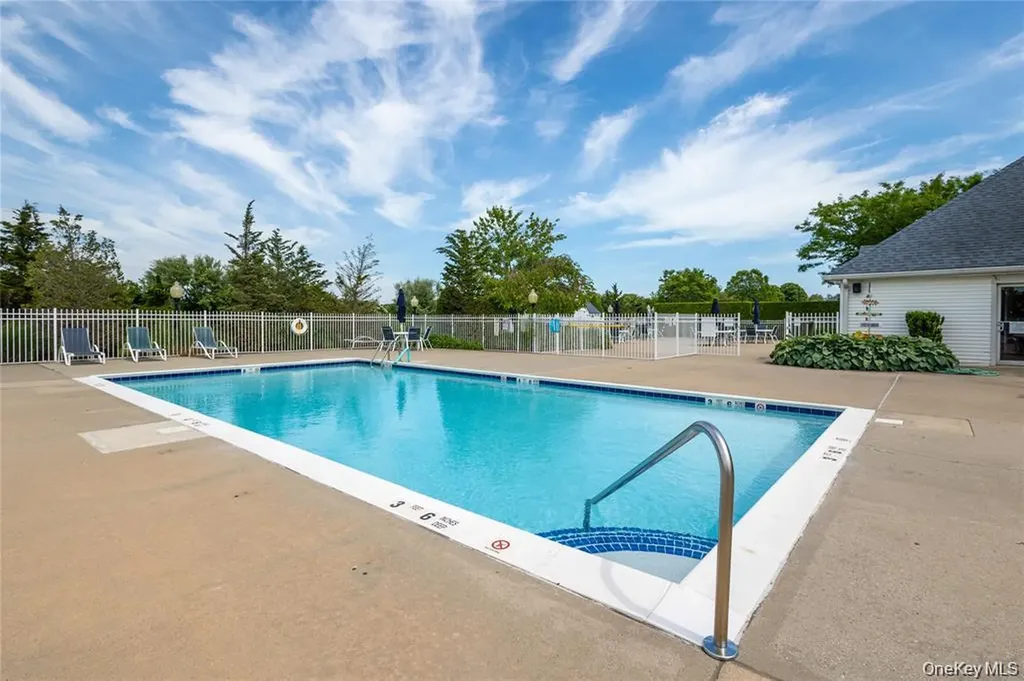7 Summerfield Lane S Aquebogue NY 11901