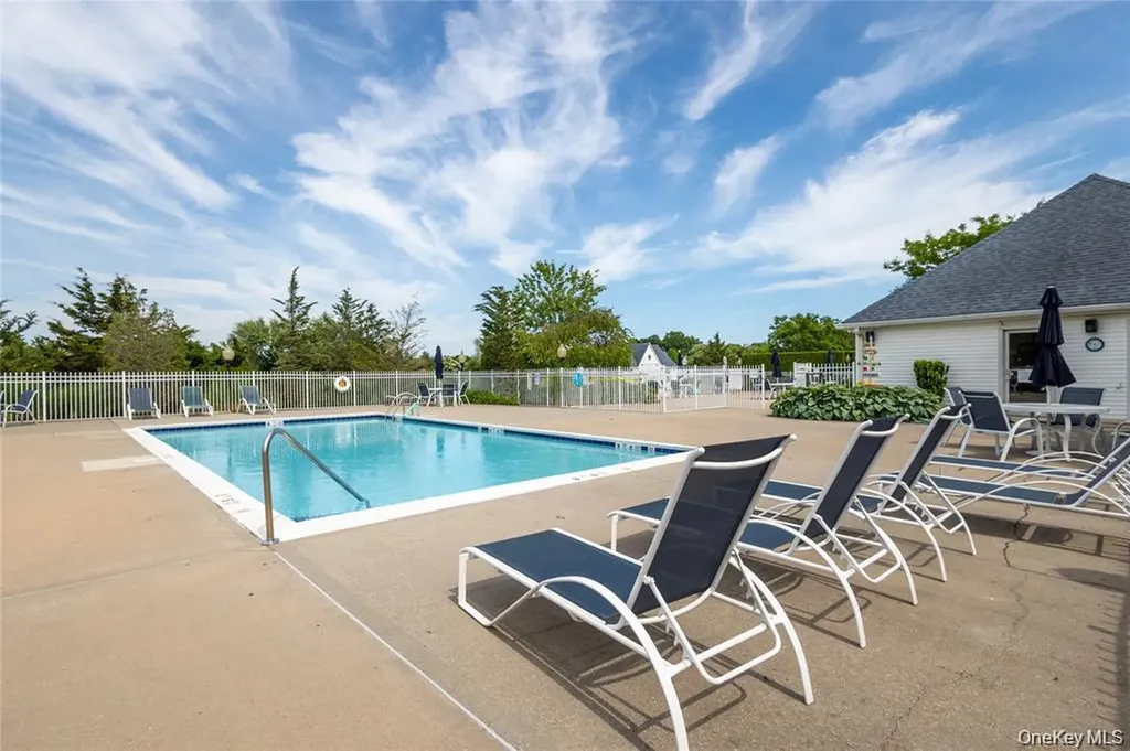 7 Summerfield Lane S Aquebogue NY 11901