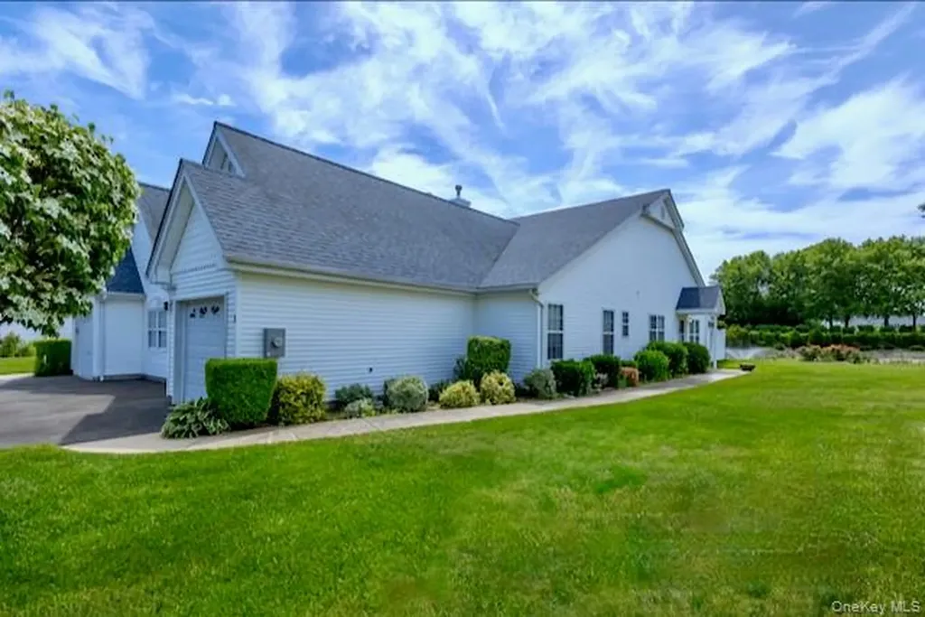 7 Summerfield Lane S Aquebogue NY 11901