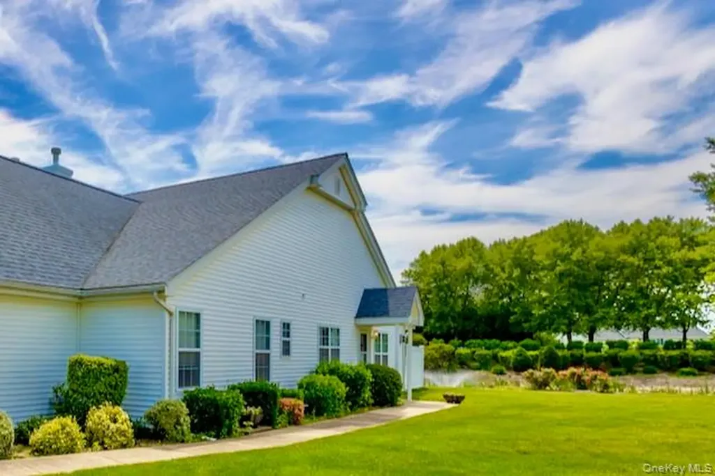 7 Summerfield Lane S Aquebogue NY 11901