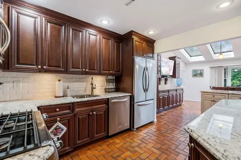 45 Mildred Court Plainview NY 11803