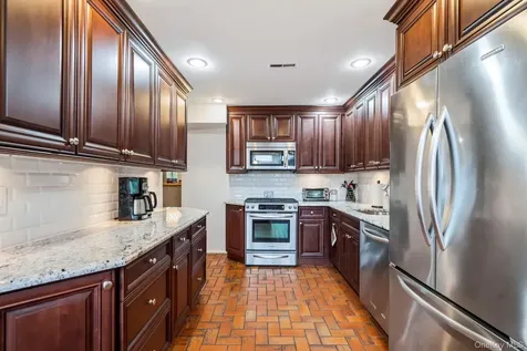 45 Mildred Court Plainview NY 11803