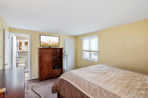 45 Mildred Court Plainview NY 11803