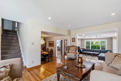45 Mildred Court Plainview NY 11803