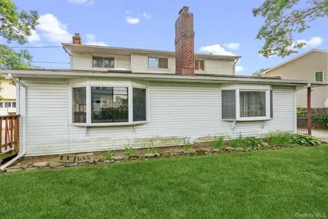 45 Mildred Court Plainview NY 11803