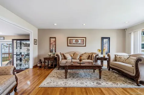 45 Mildred Court Plainview NY 11803
