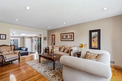 45 Mildred Court Plainview NY 11803