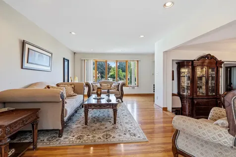 45 Mildred Court Plainview NY 11803