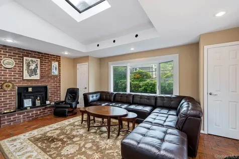 45 Mildred Court Plainview NY 11803