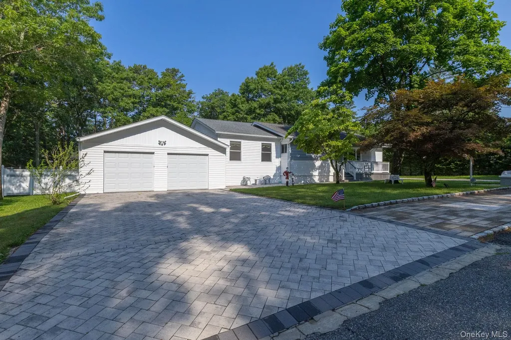 276 Parkway Drive Calverton NY 11933