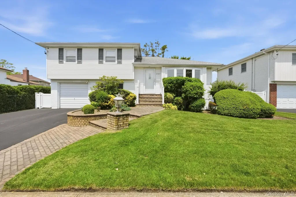 2367 Aron Drive E Seaford NY 11783