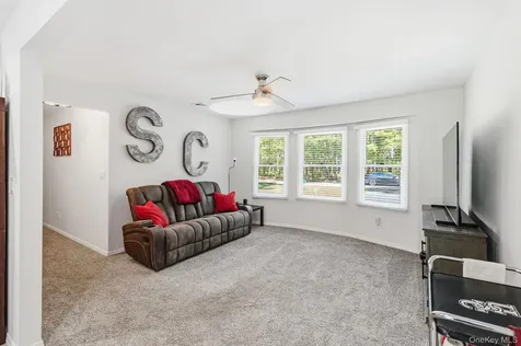 20 Charter Court Manorville NY 11949