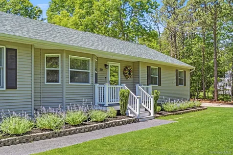 20 Charter Court Manorville NY 11949