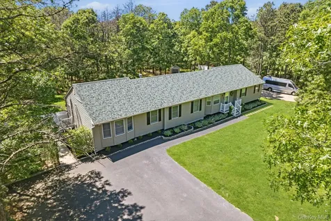 20 Charter Court Manorville NY 11949