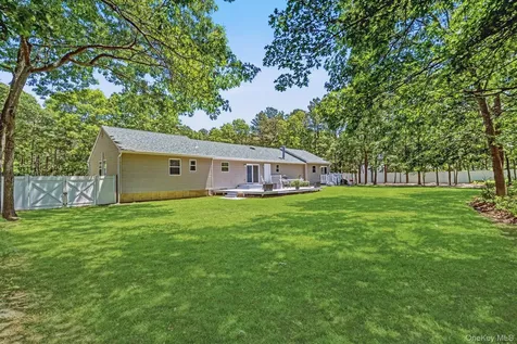 20 Charter Court Manorville NY 11949