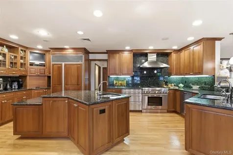 17 Holden Lane Bayville NY 11709