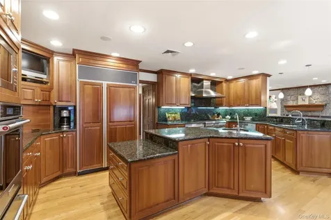 17 Holden Lane Bayville NY 11709