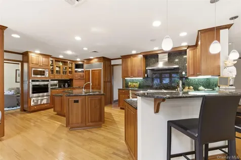 17 Holden Lane Bayville NY 11709