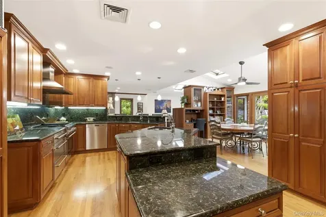 17 Holden Lane Bayville NY 11709