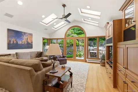 17 Holden Lane Bayville NY 11709