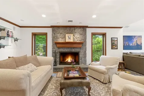 17 Holden Lane Bayville NY 11709