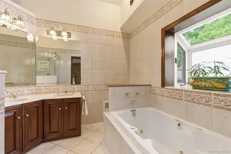 17 Holden Lane Bayville NY 11709