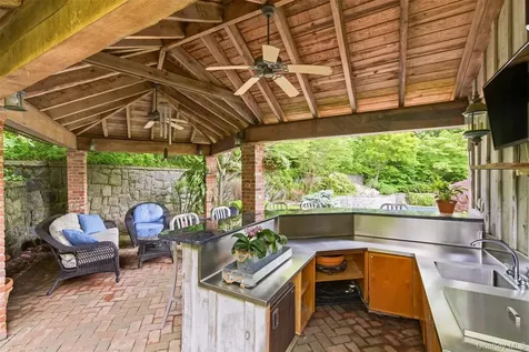 17 Holden Lane Bayville NY 11709