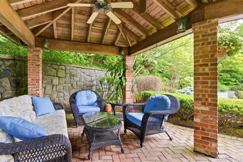 17 Holden Lane Bayville NY 11709